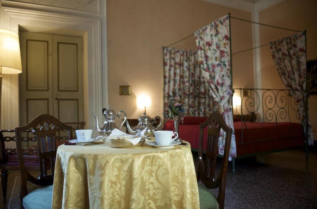 Palazzo Tucci Residenza D'Epoca Panzió Lucca Kültér fotó
